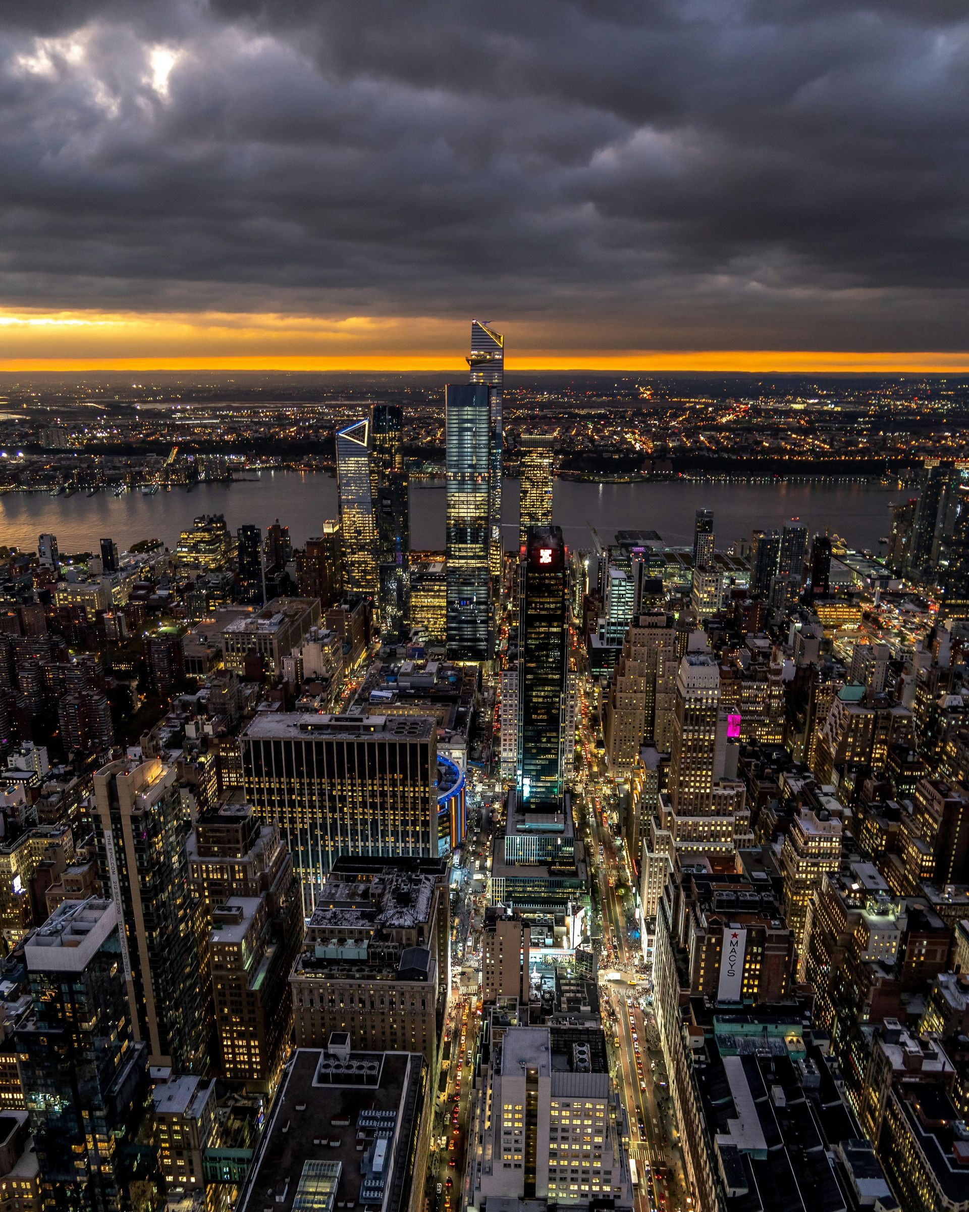 Una vista aerea della città di New York di notte