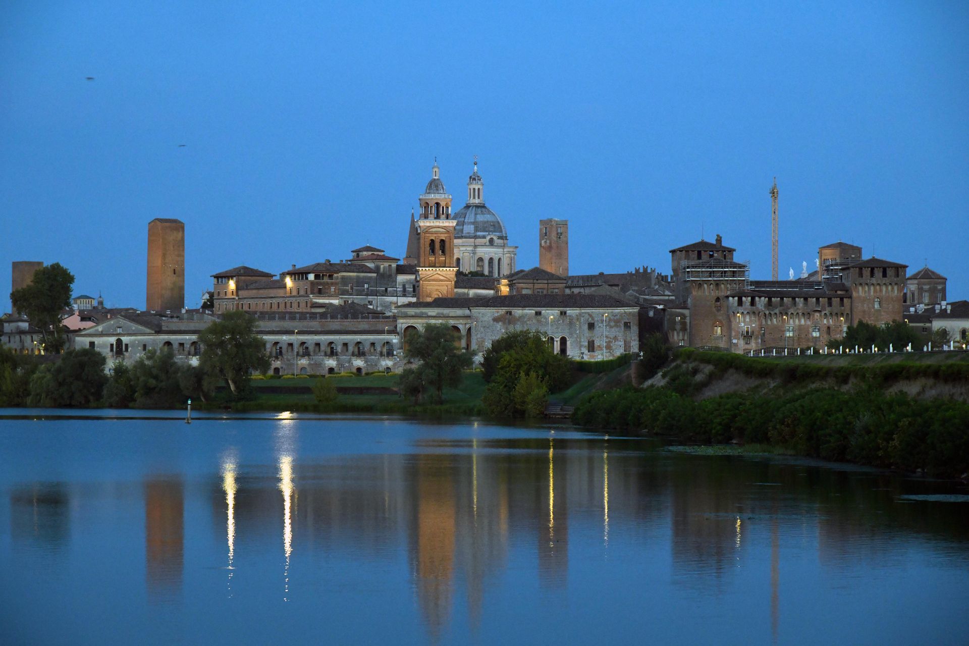 Una città si riflette nell'acqua di un lago.