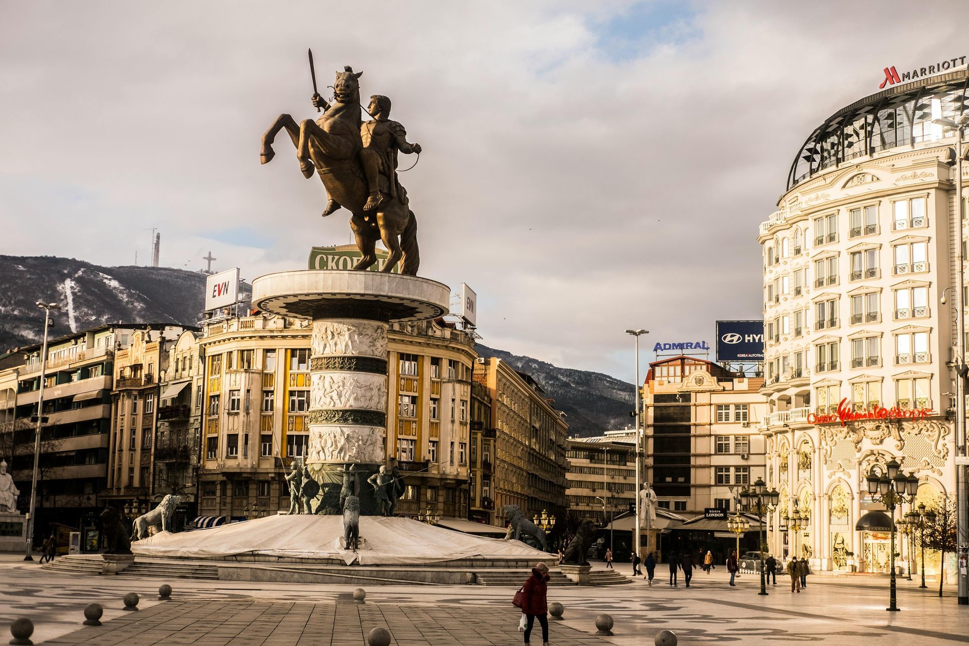 Una statua di un uomo a cavallo nel mezzo di una città