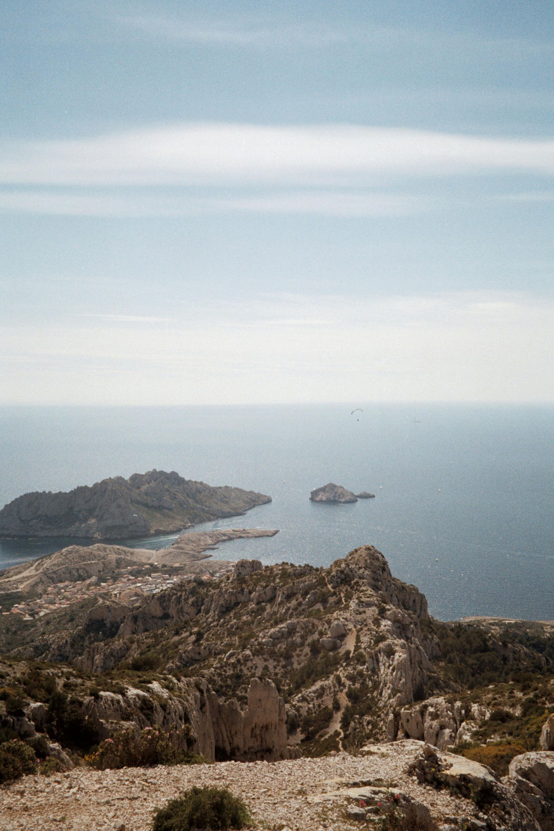 Una vista dell'oceano dalla cima di una montagna