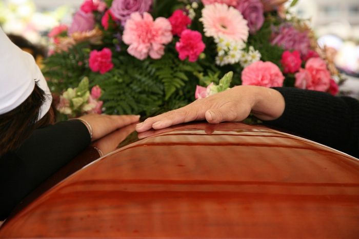 lapidi al cimitero prodotte dall'agenzia funebre di Parma