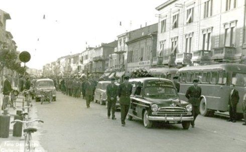 Funerale con corteo funebre