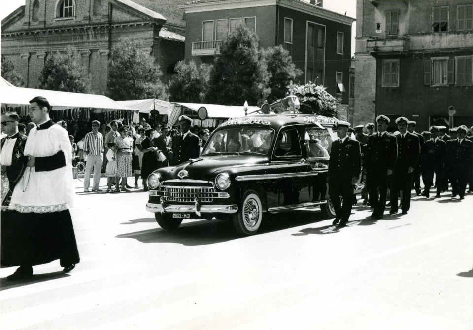 Corteo funebre con mezzo