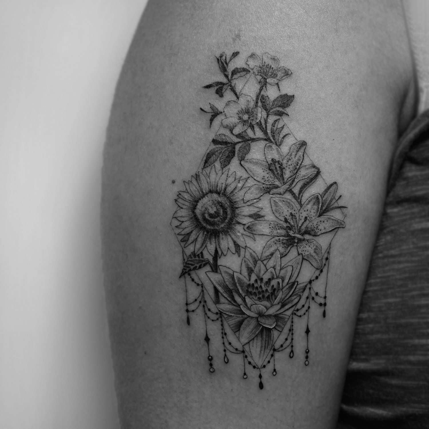 single needle tattoo, tattoo, fine line, black and grey, los angeles, female artist, donatella azygous, floral tattoo