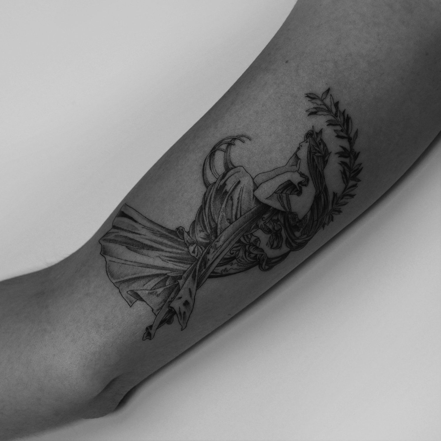 single needle tattoo, tattoo, fine line, black and grey, los angeles, female artist, donatella azygous, mucha