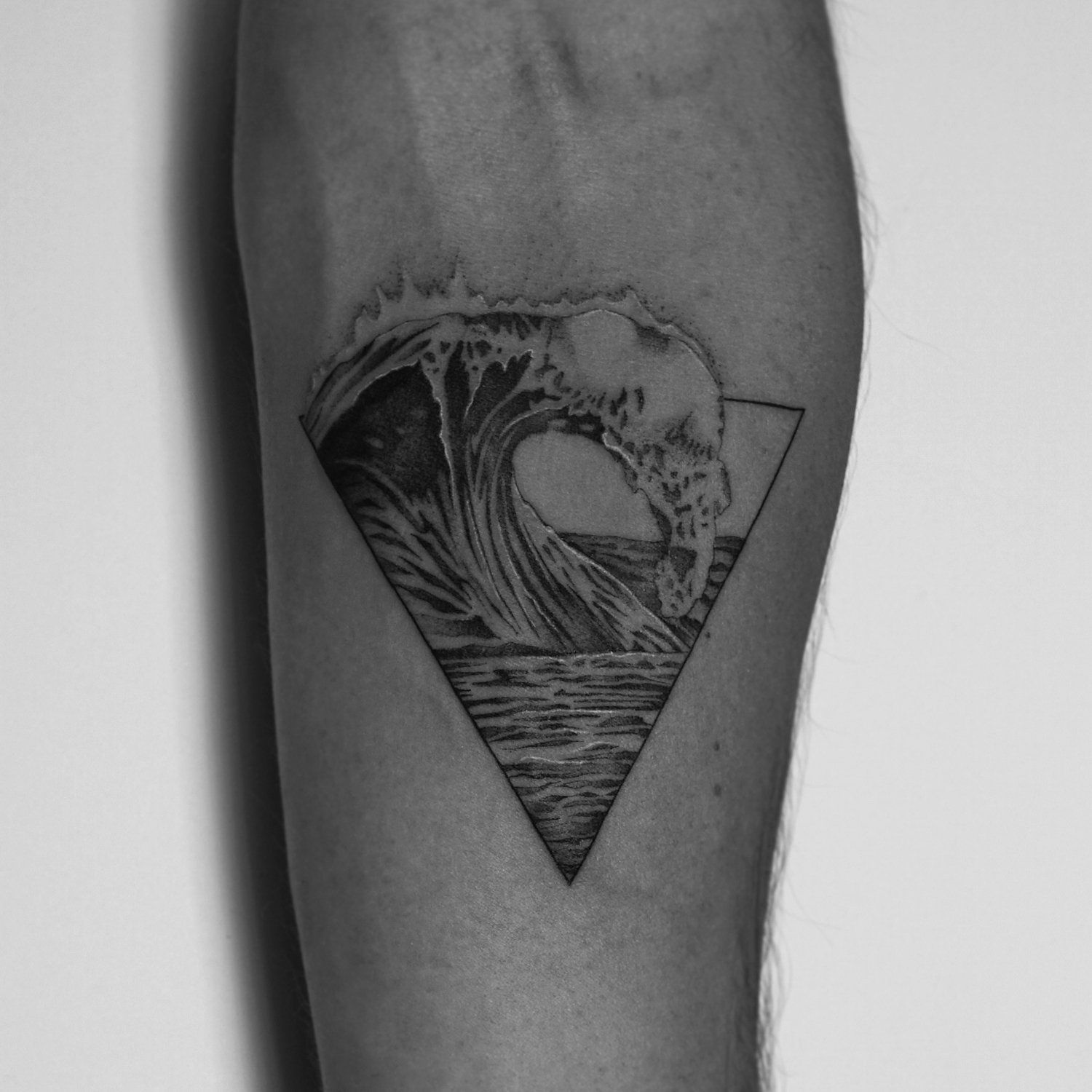 single needle tattoo, tattoo, fine line, black and grey, los angeles, female artist, donatella azygous, wave tattoo