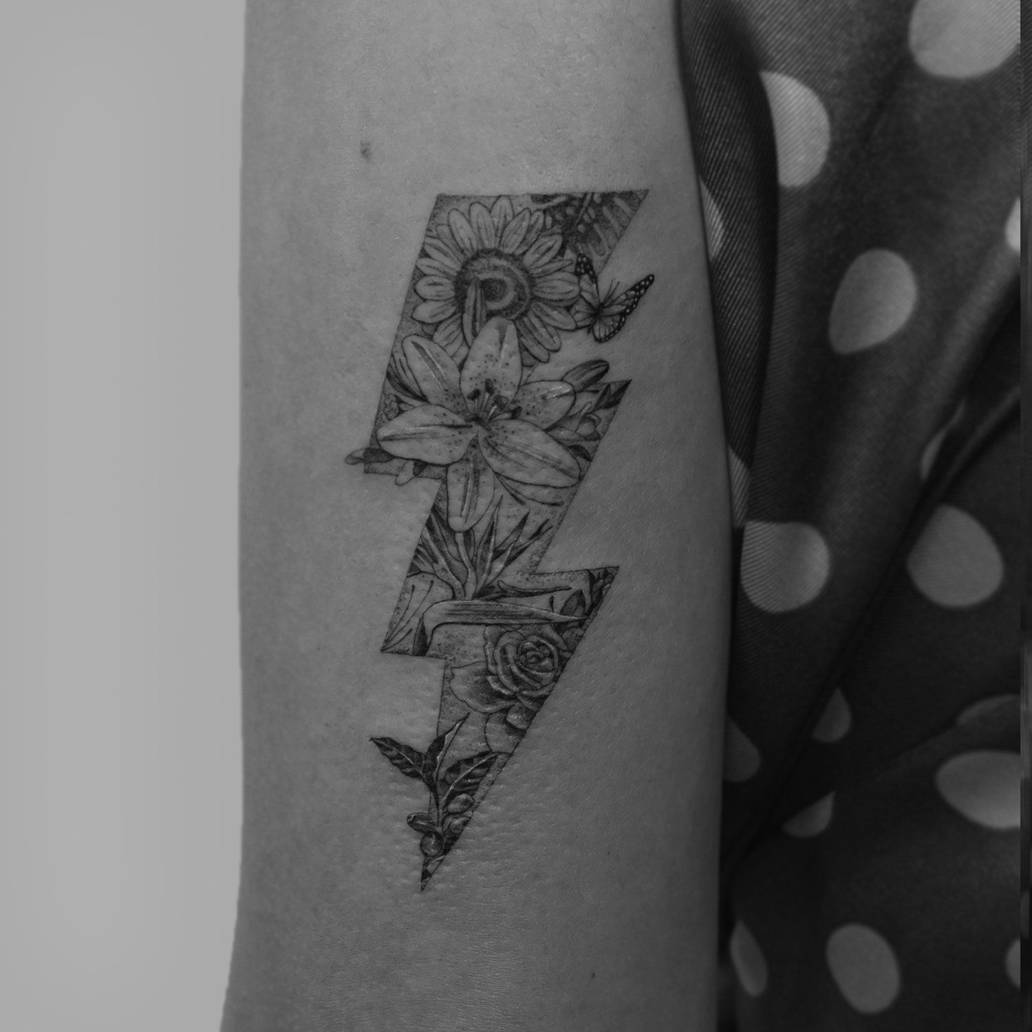 single needle tattoo, tattoo, fine line, black and grey, los angeles, female artist, donatella azygous, lightning bolt tattoo, floral tattoo