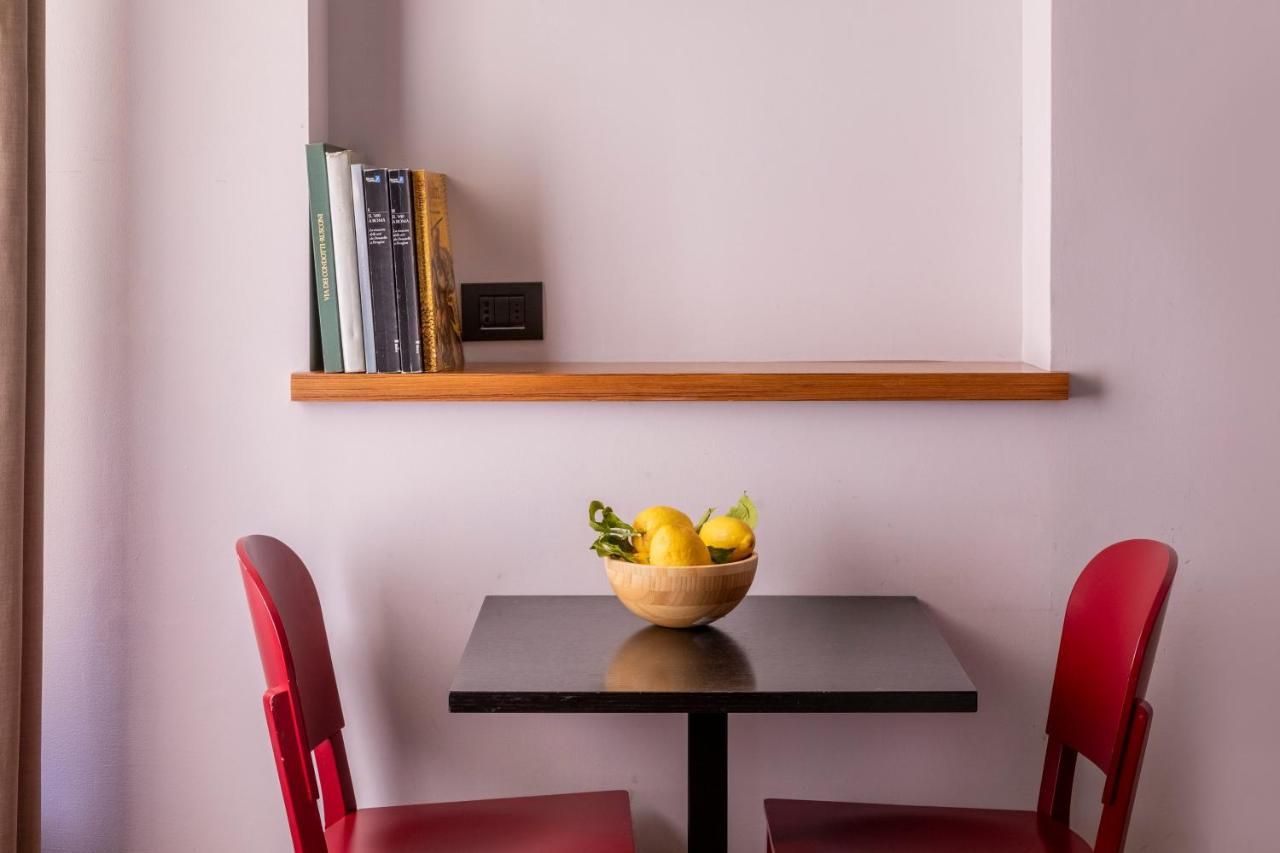 un tavolo con una ciotola di limoni su di esso