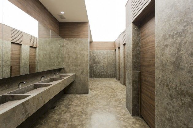 Bagno moderno con bidet e WC sospeso. Pareti e pavimento in piastrelle grigie.