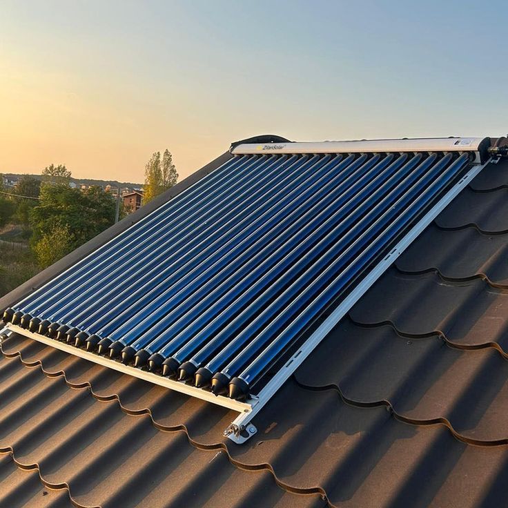 Due persone in giacca e cravatta si stringono la mano davanti a un pannello solare.