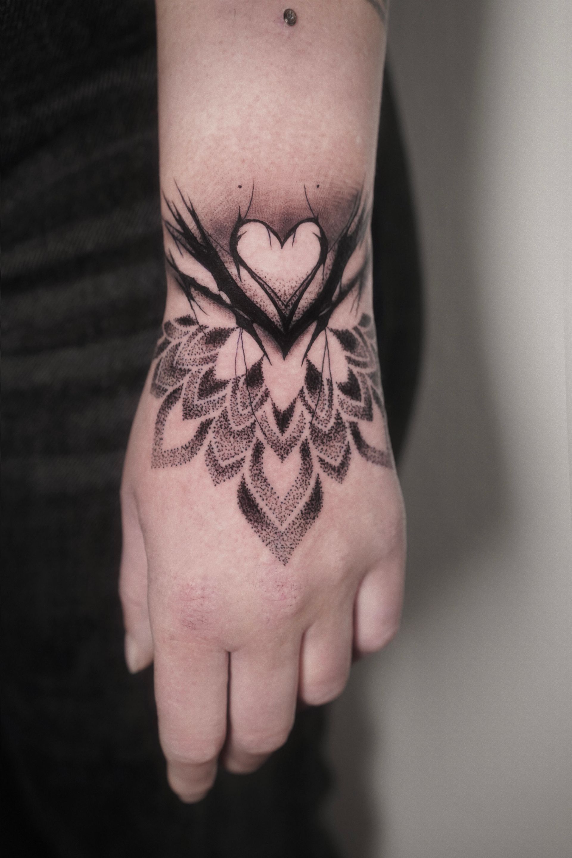 Dot work Mandala auf de hand