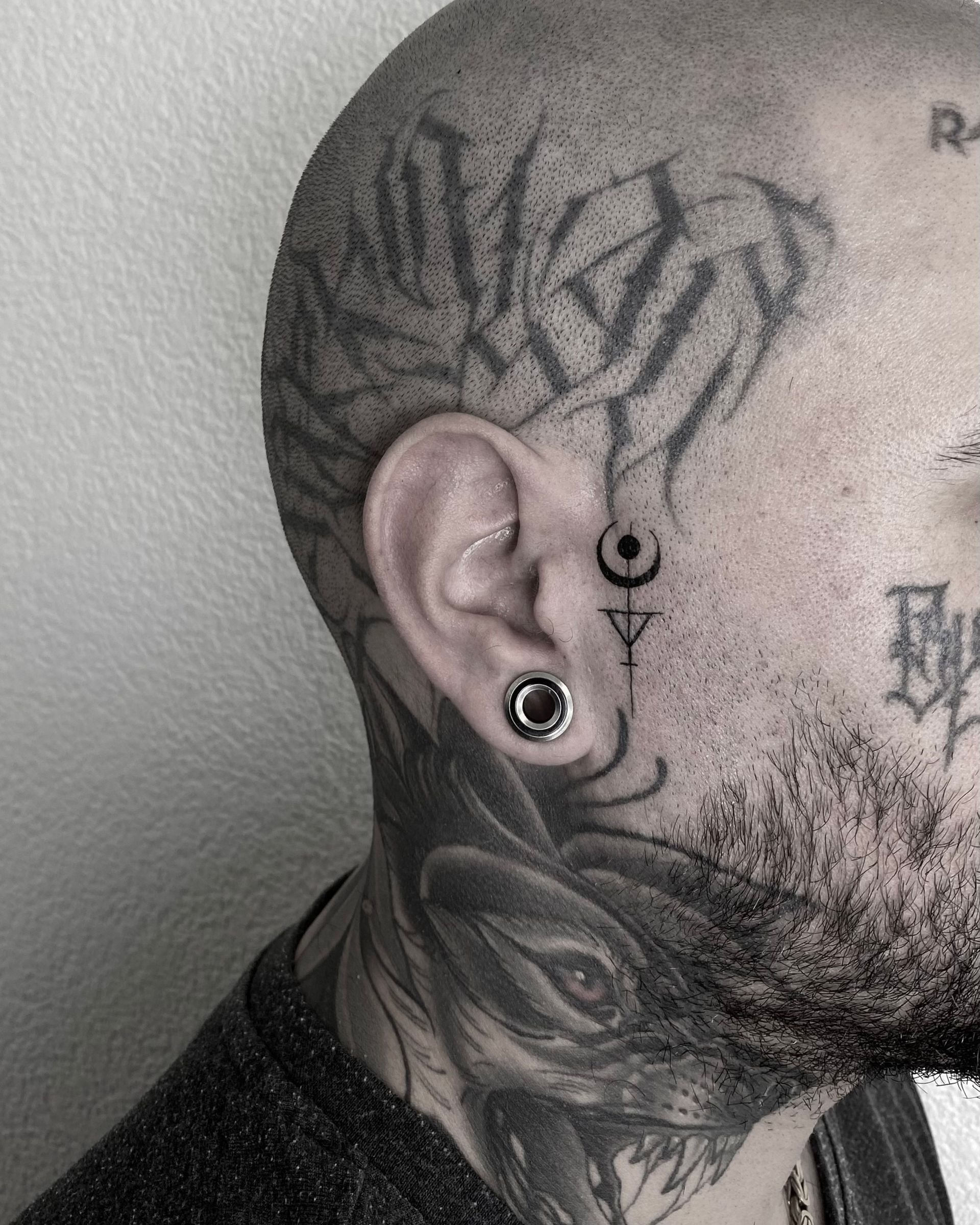 Micri Fine Line Gesicht Tattoo