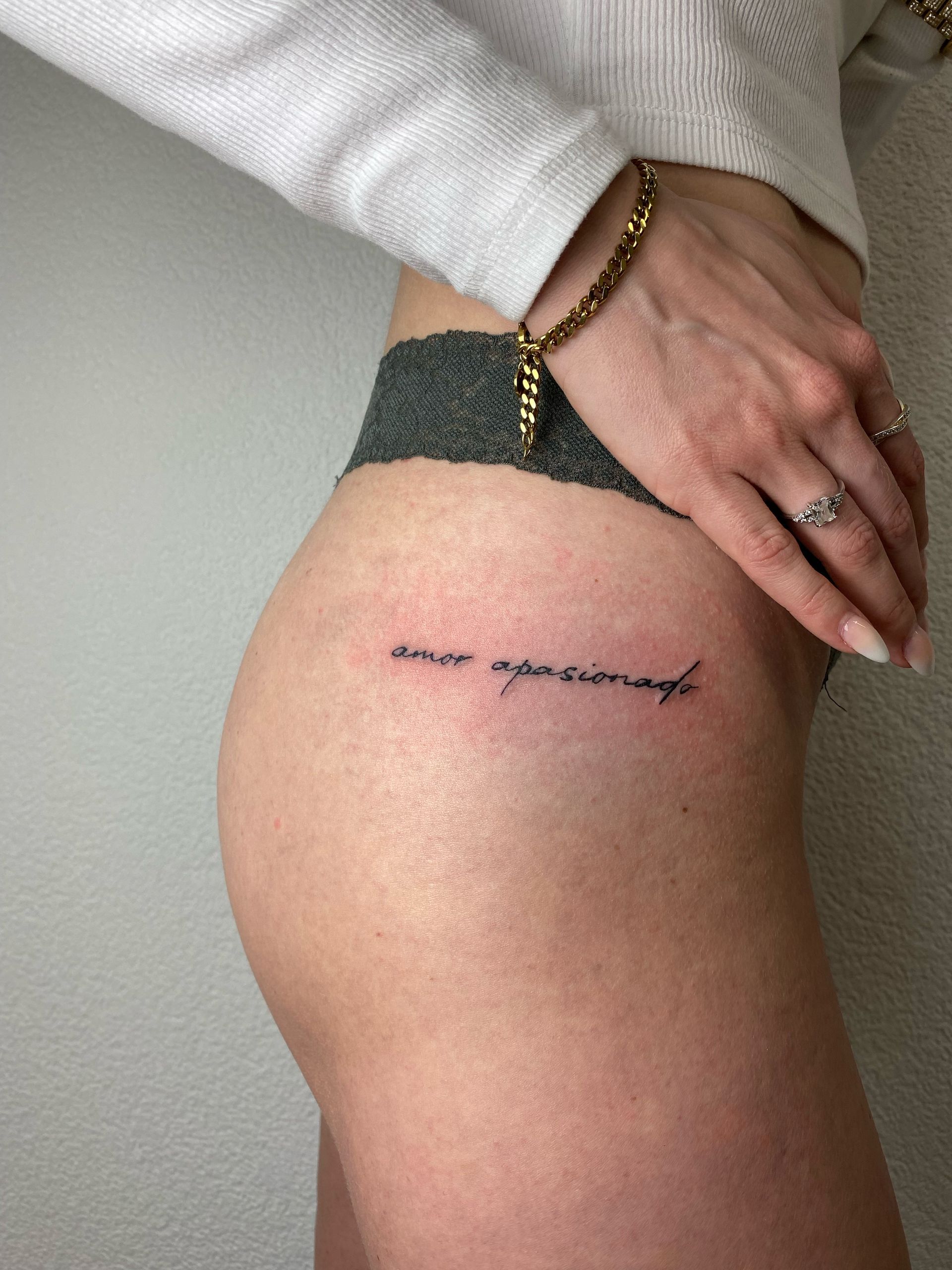 Sehr Feminin Schrift Tattoo auf ein frau