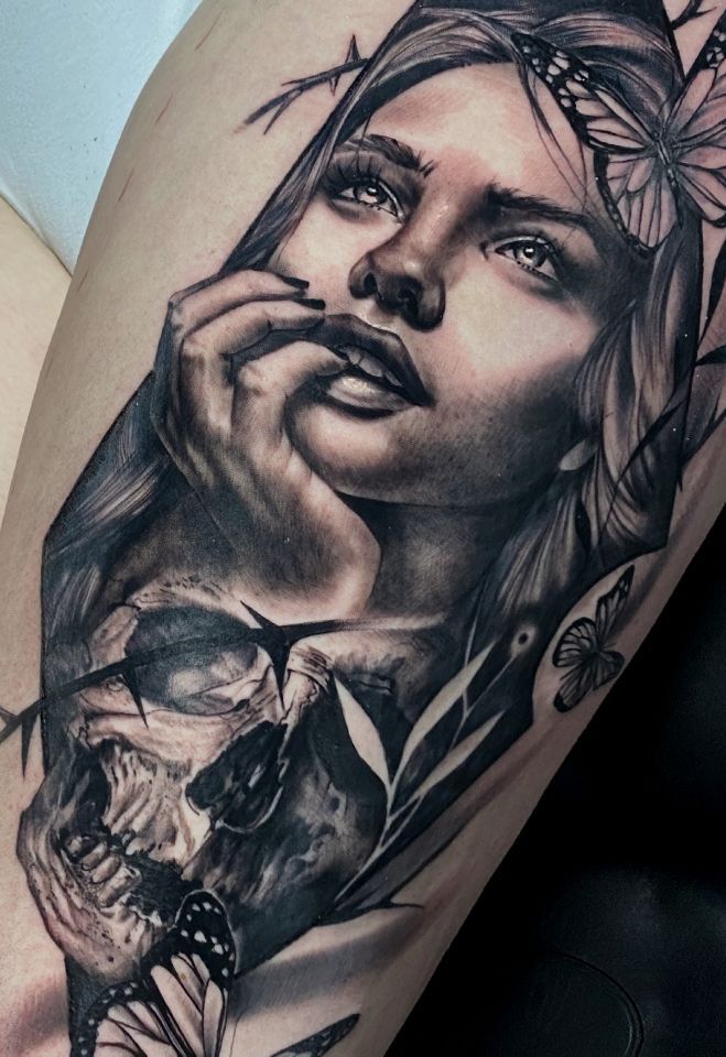 Feminin oberschankel tattoo in Realistisch Style