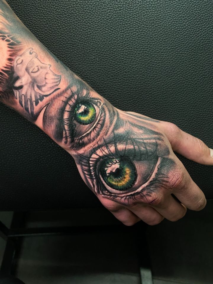 Hand Tattoo Realistisch und Grün