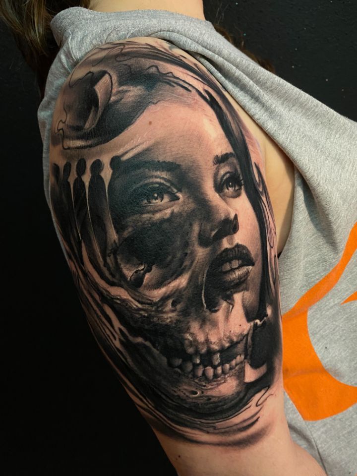 Frau Totenkopf Tattoo