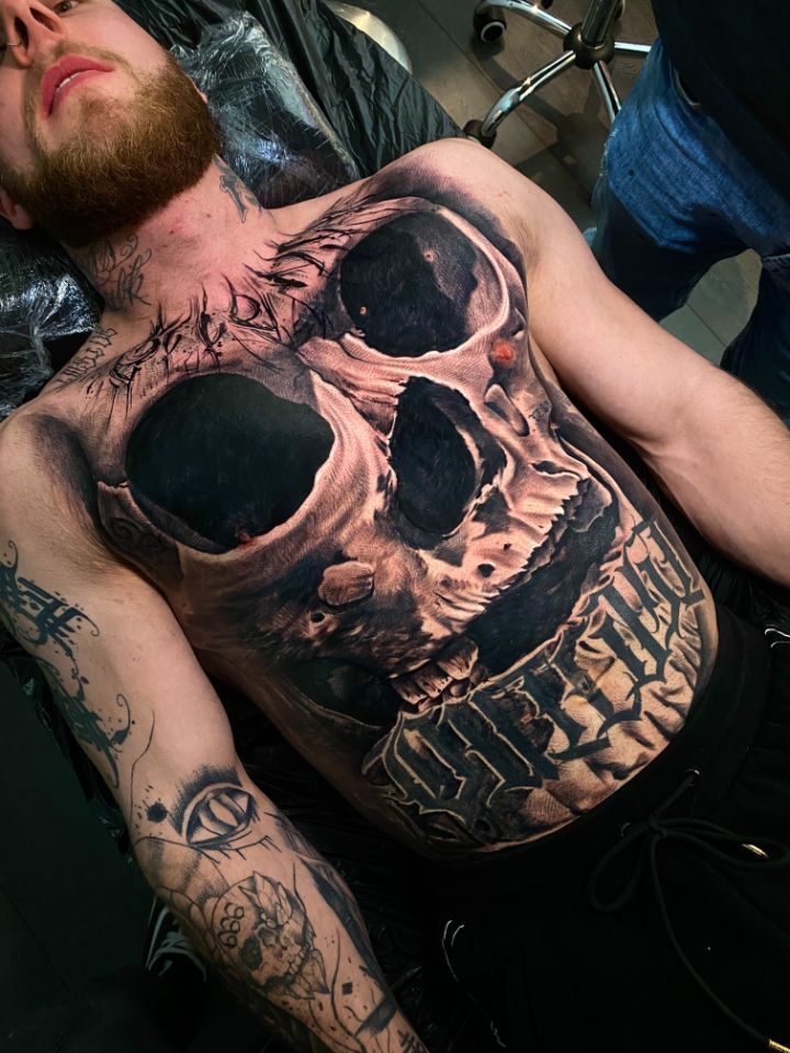 Gross Ganz brust un bauch tottenkopf Tattoo