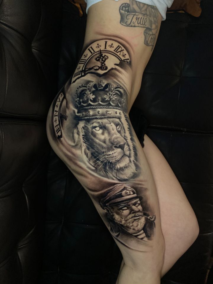 Feminin Korper Tattoo mit Löwen und Uhr gemacht BycostaTattoo in Aarau