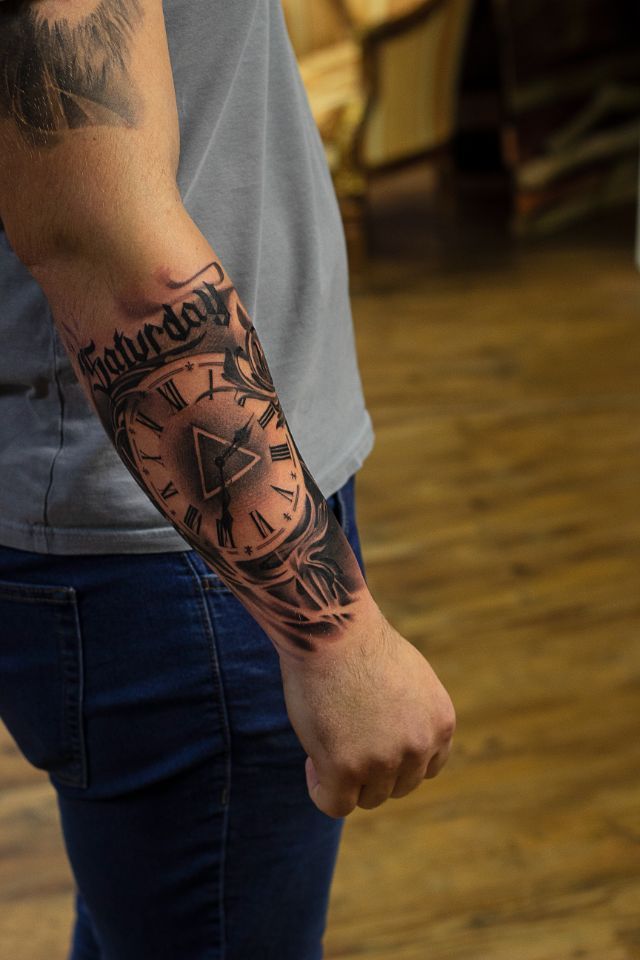 uhr Tattoo in Realistisch