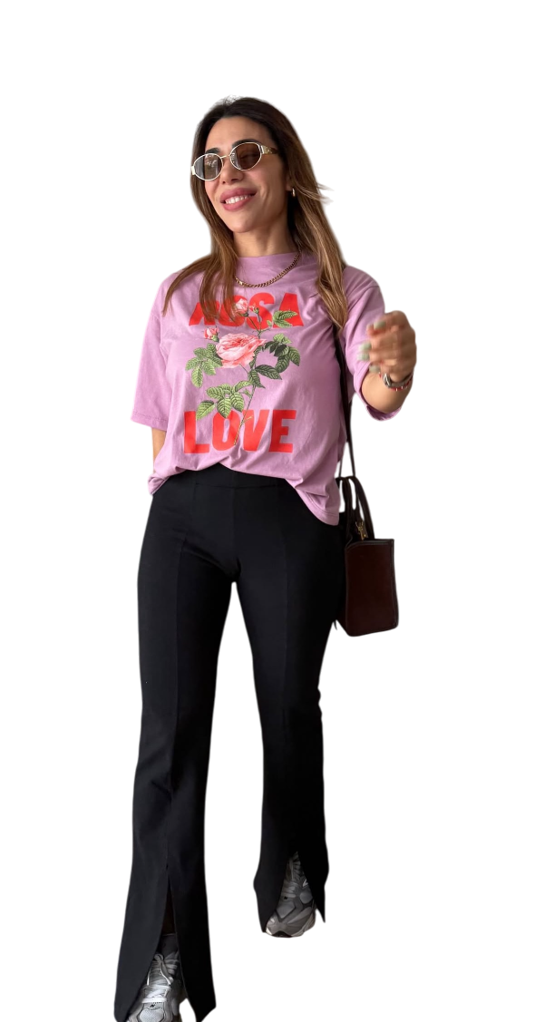 Mujer con camiseta rosa