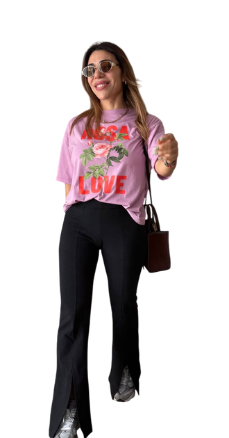 Mujer con camiseta rosa