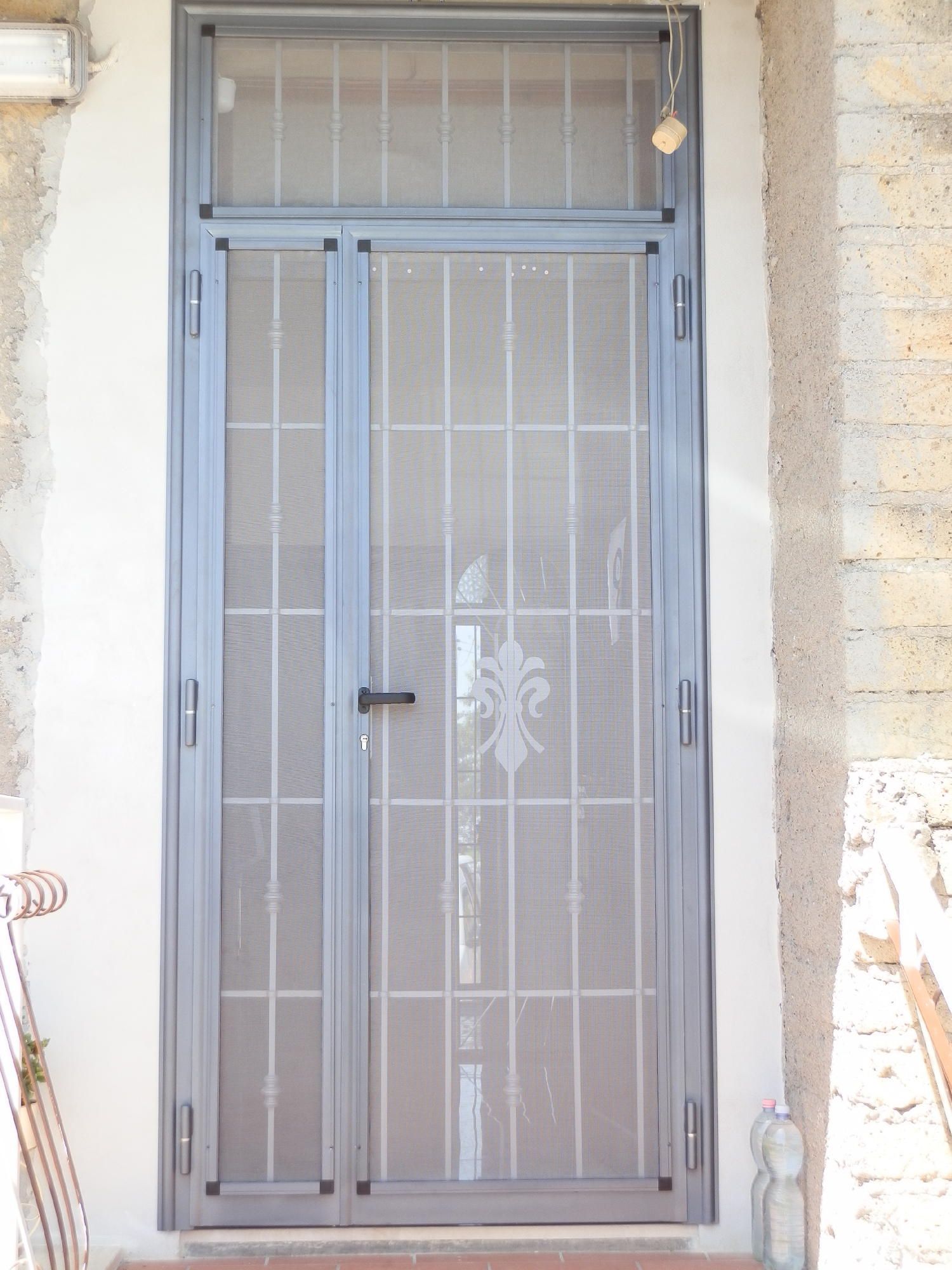 zanzariera con grata di sicurezza