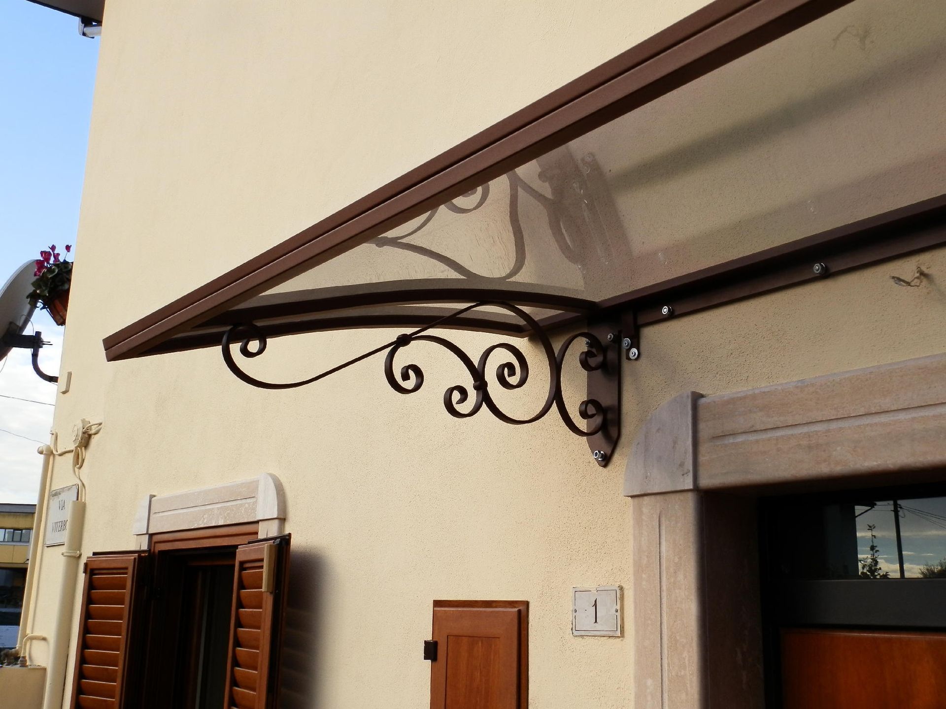 particolare pensilina in ferro battuto