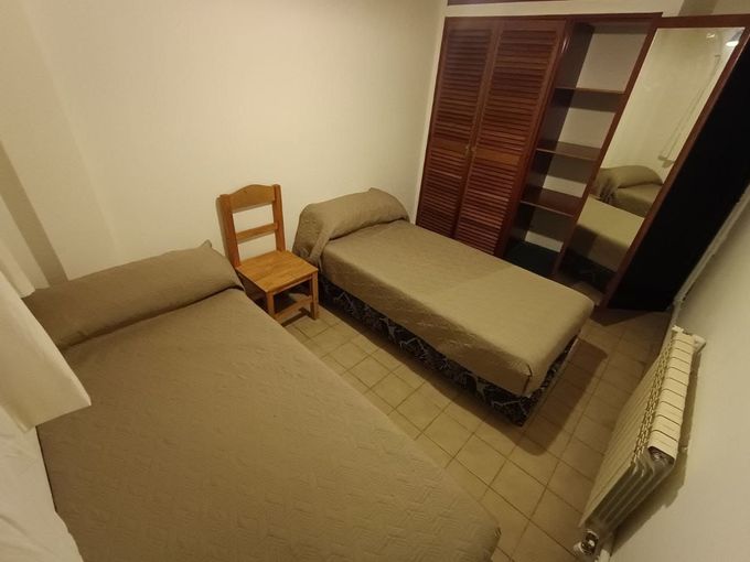 Habitación doble privada económica con baño compartido