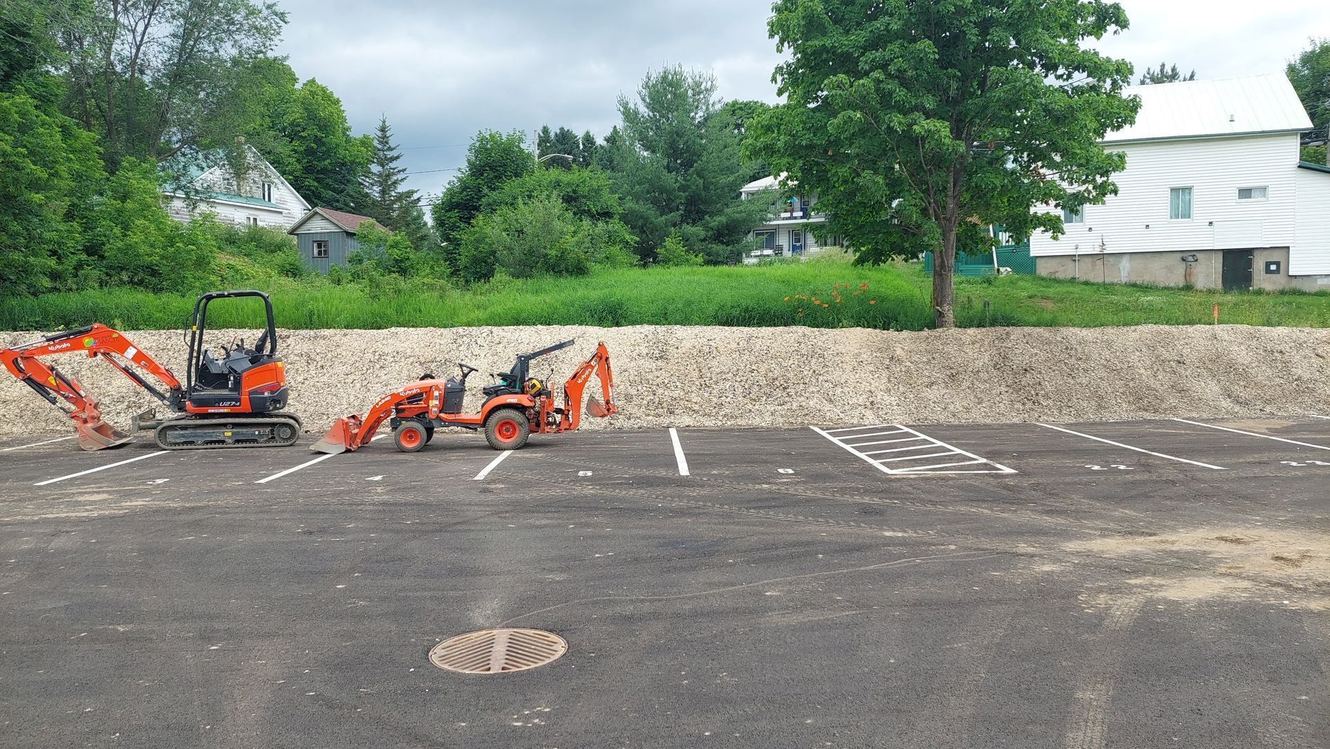 Un couple de tracteurs est garé sur un parking.