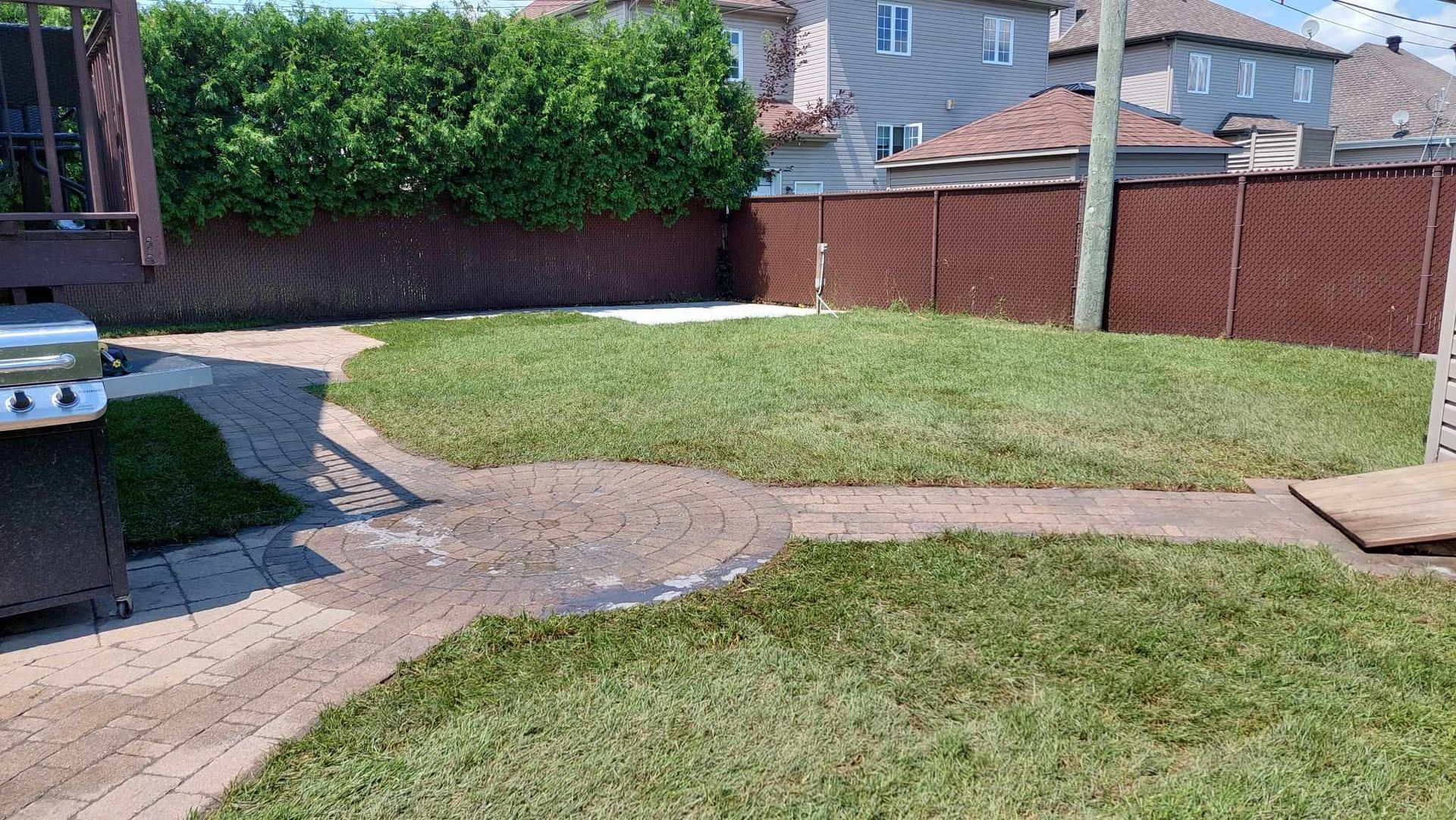 Un camion est garé dans l'arrière-cour d'une maison à côté d'une pelouse verte luxuriante.