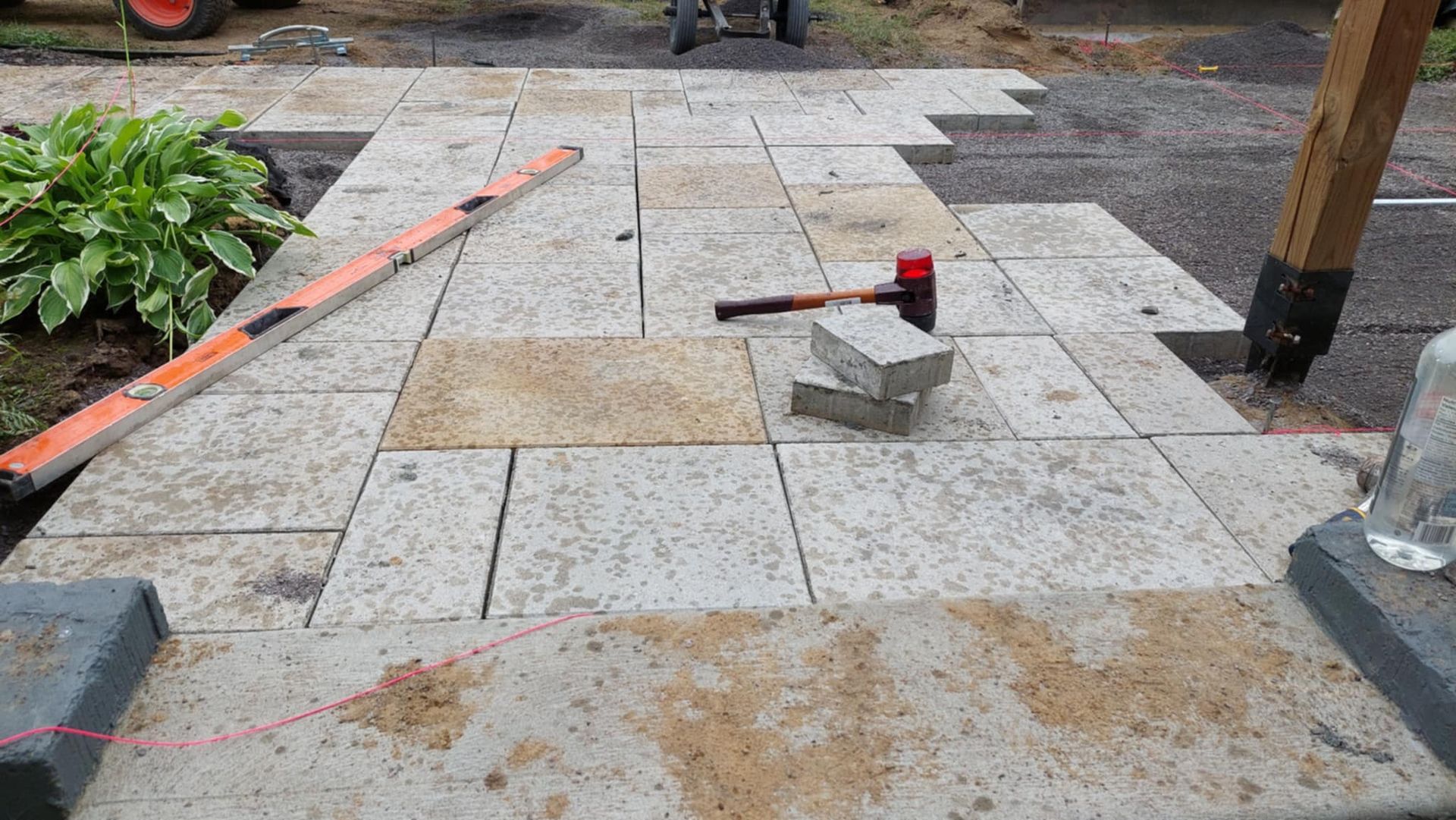 Un marteau est posé sur une passerelle en briques.