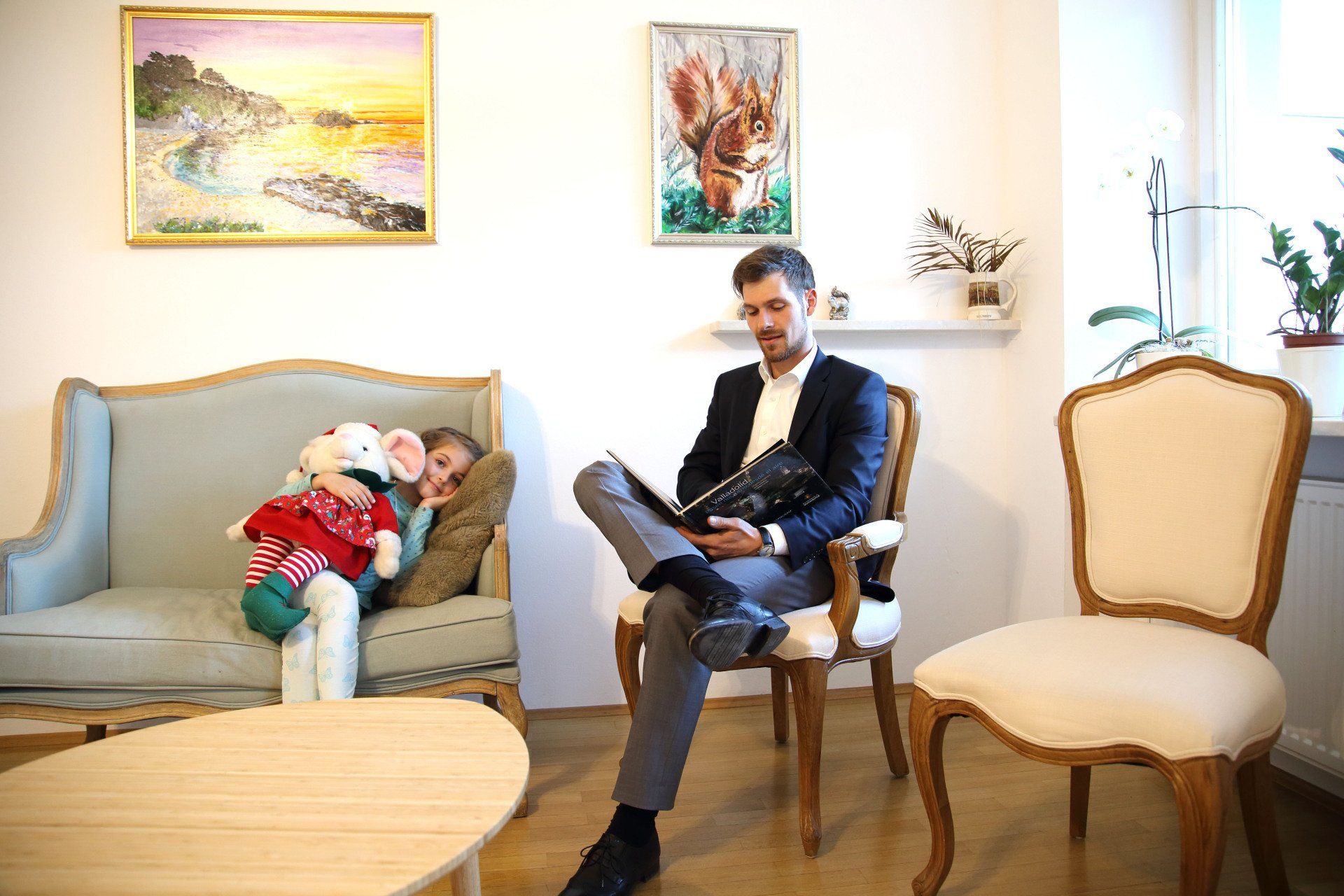 pazienta in sala d'attesa nello studio dentistico