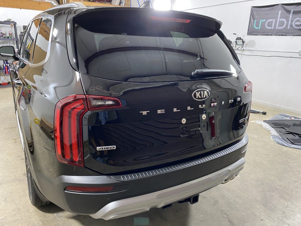 a black kia telluride