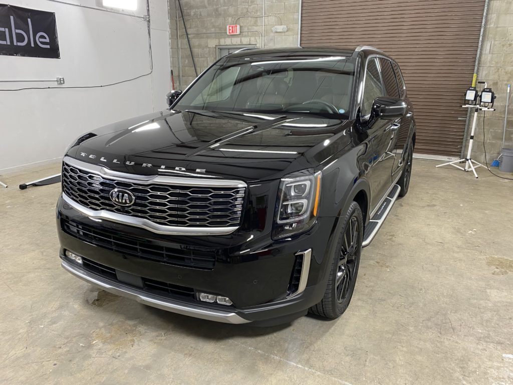 a black kia telluride