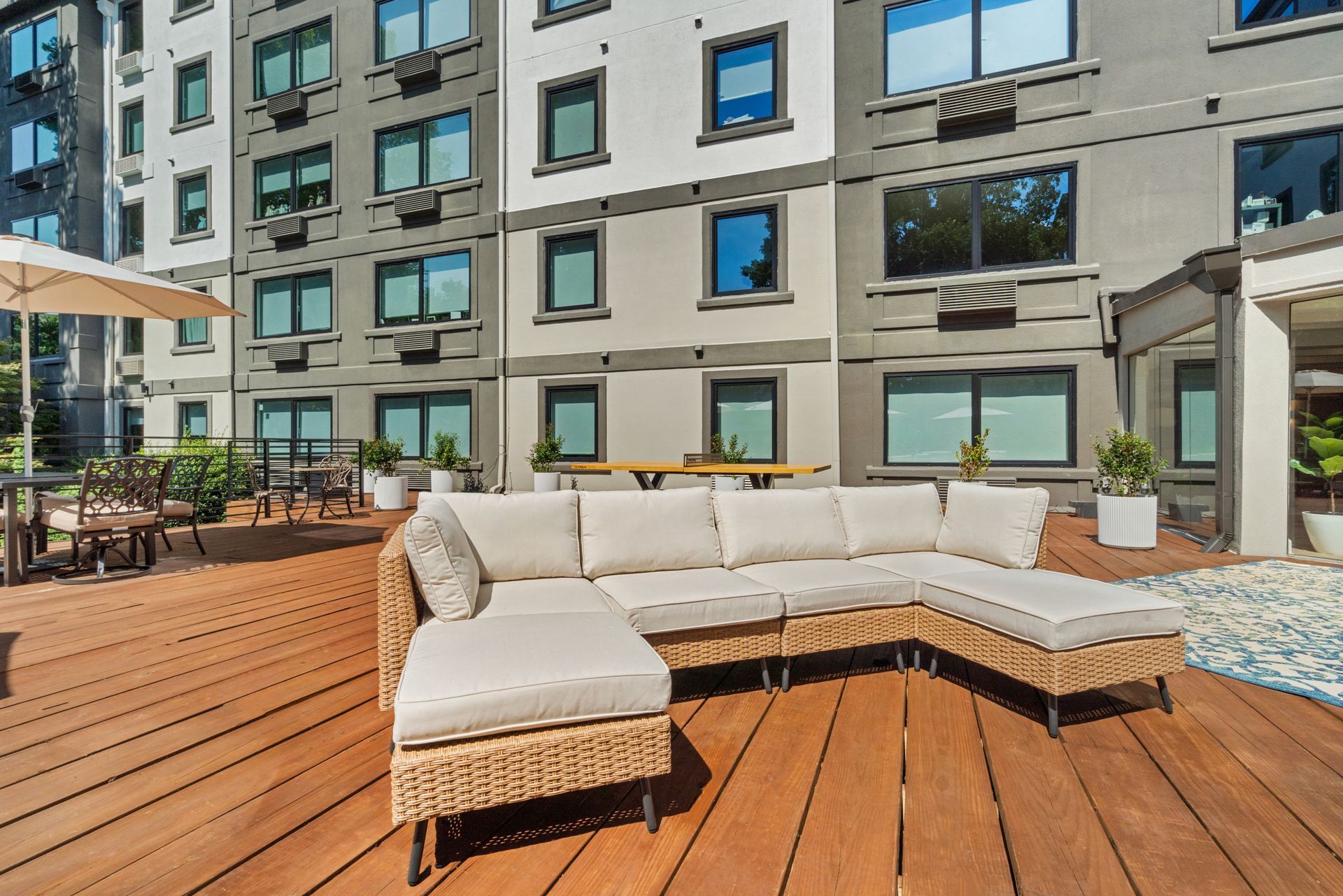 Lounge area at Clairmont Crest senior living apartments in Decatur, GA.