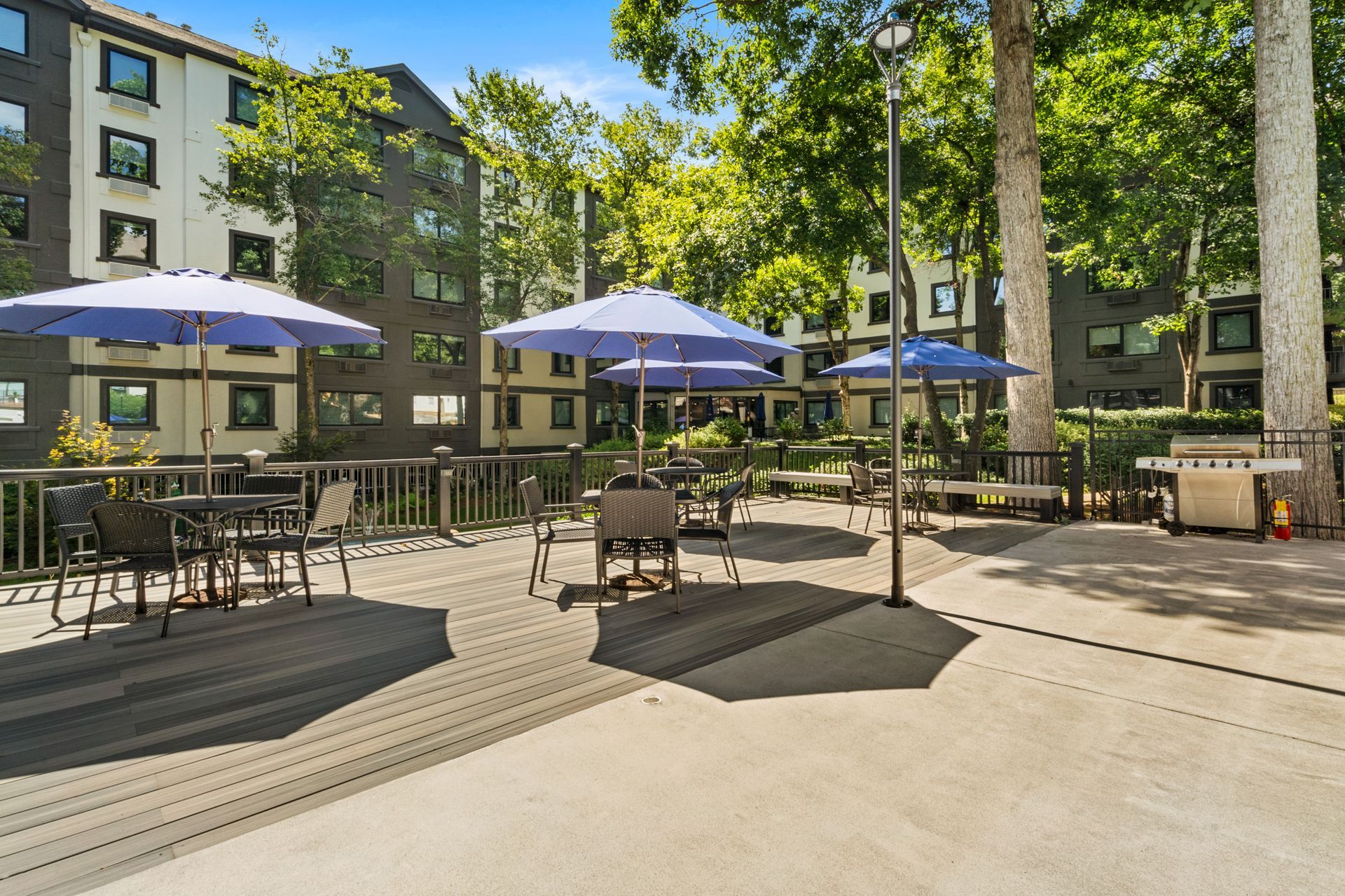 Lounge area at Clairmont Crest senior living apartments in Decatur, GA.