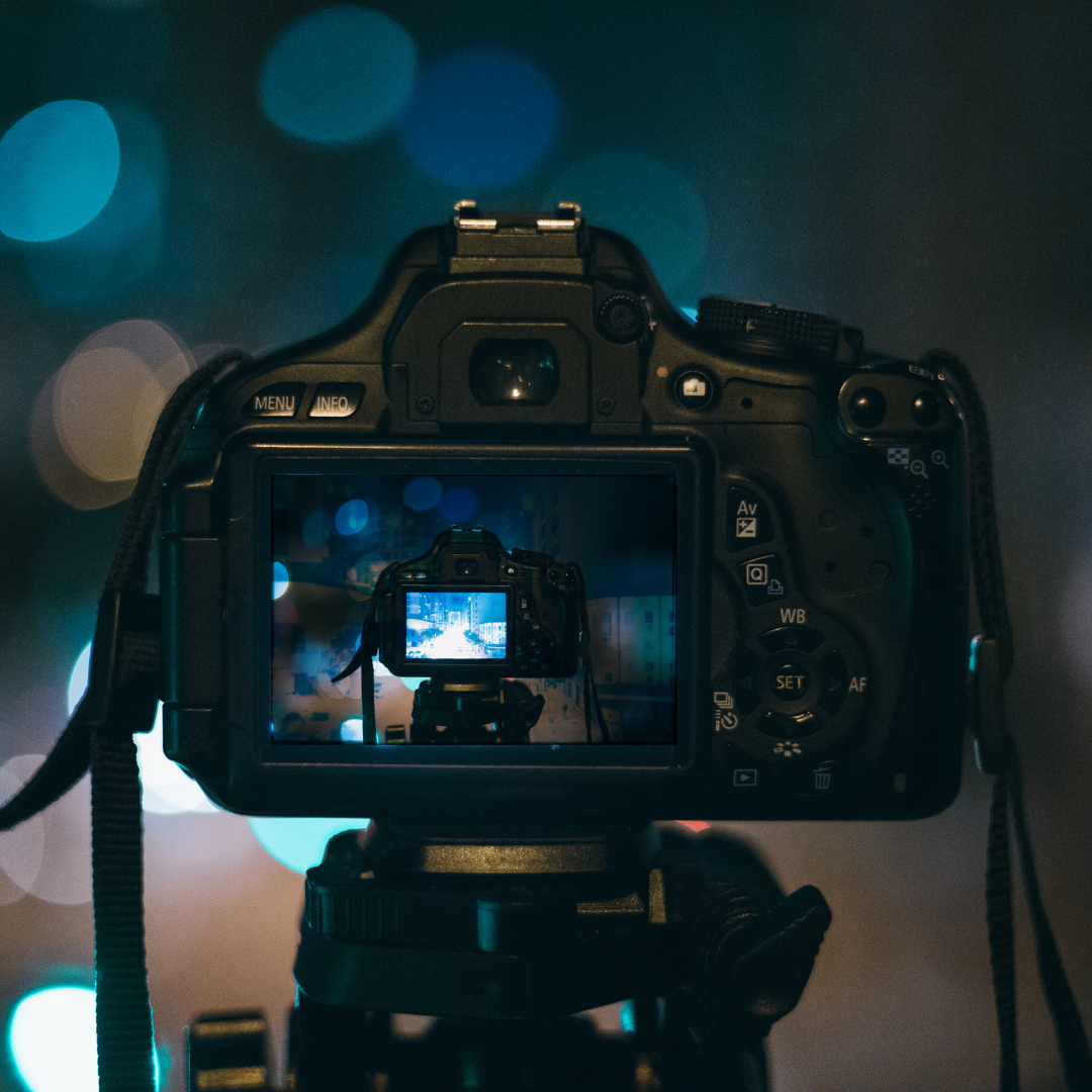A camera is sitting on a tripod and taking a picture