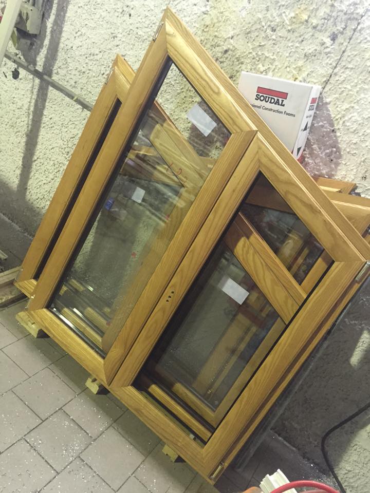 finestra a due ante in alluminio-legno