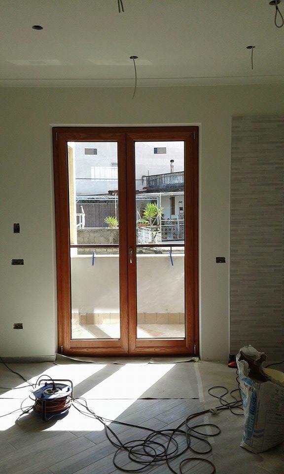 porta-finestra per accesso al terrazzo in alluminio-legno