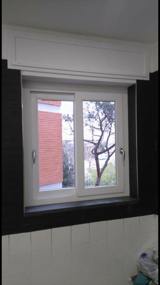 abitazione moderna con finestra in PVC bianca