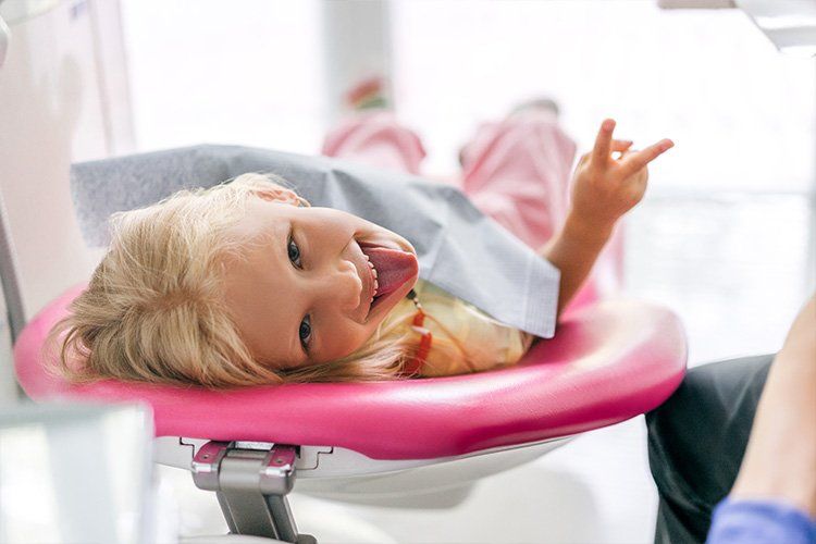 Young girl holding up the peace sign - Dental Studio 4 Kids Lutz Florida