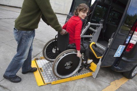 furgone con rampa per sedia a rotelle