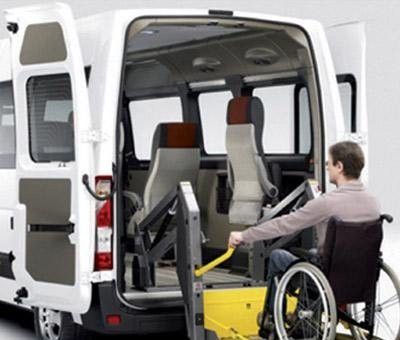 furgone con piattaforma per sollevamento disabili