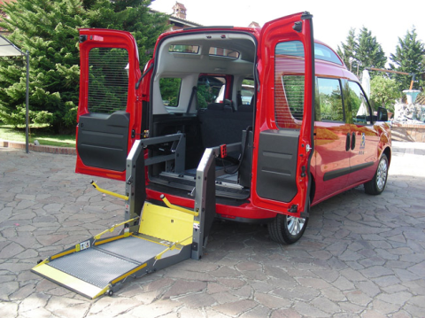 furgoncino con sollevatore per disabili