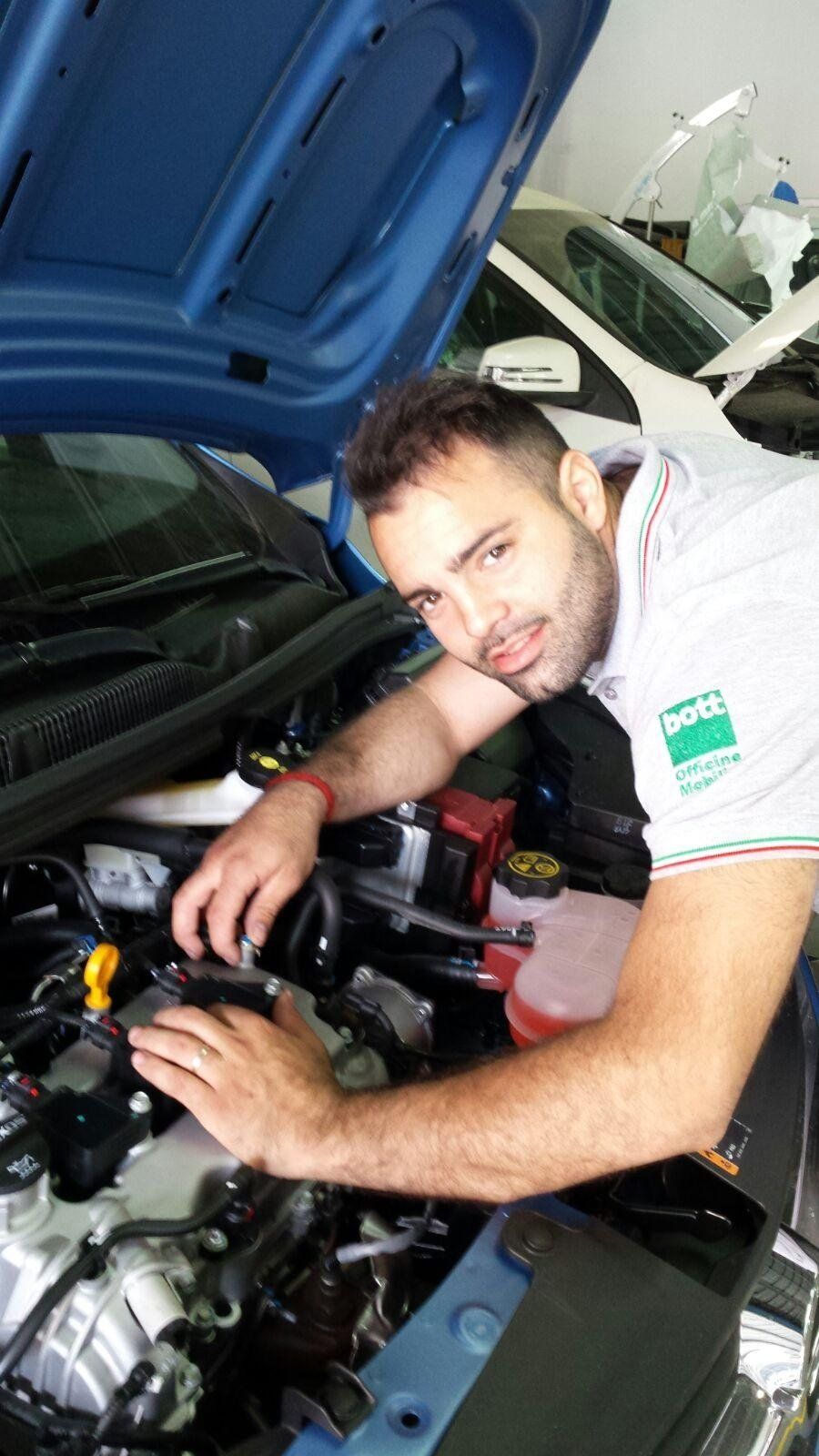 meccanico auto in autofficina