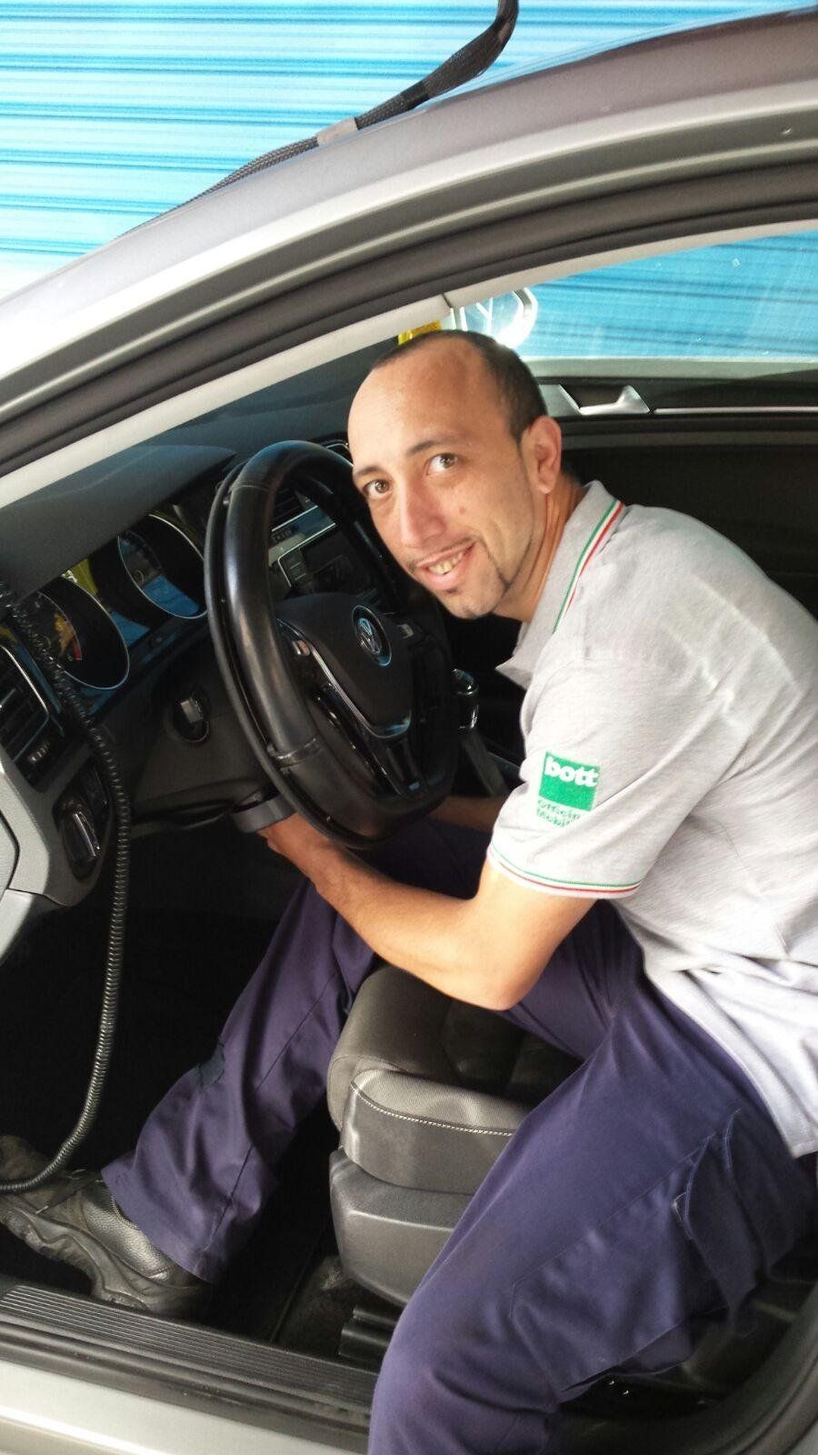 tecnico installatore di un'autofficina