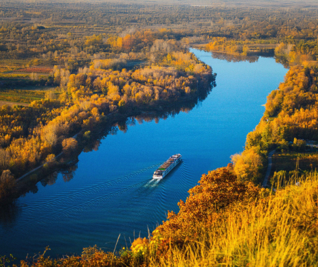 阿瑪迪斯｜南法經典10日，一場不只是隆河的航程，從里昂到亞維儂古城，穿越酒鄉與光影採石場，在河輪的節奏裡，品味法國的歷史、風光與生活詩篇。