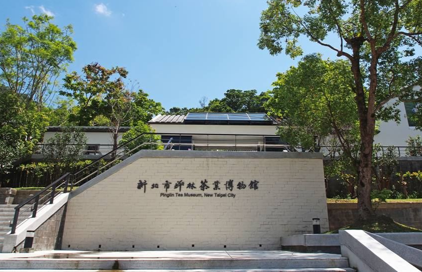 一間光線昏暗的房間,裡面有投影螢幕、桌椅和餐桌椅。