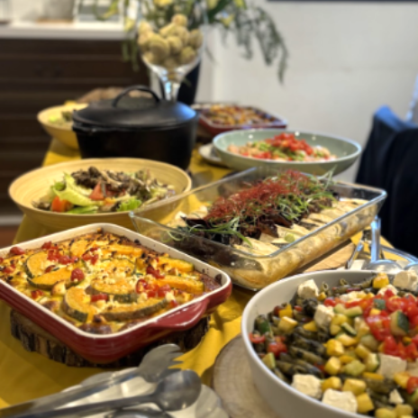 一間光線昏暗的房間,裡面有投影螢幕、桌椅和餐桌椅。