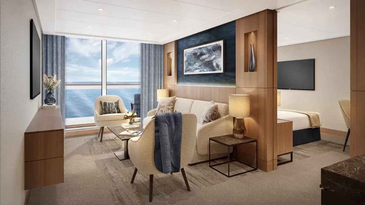 從船上望去，可以看到敞開閘門的運河船閘。灰色的閘牆，深色的鋼製閘門，水面倒映著天空。